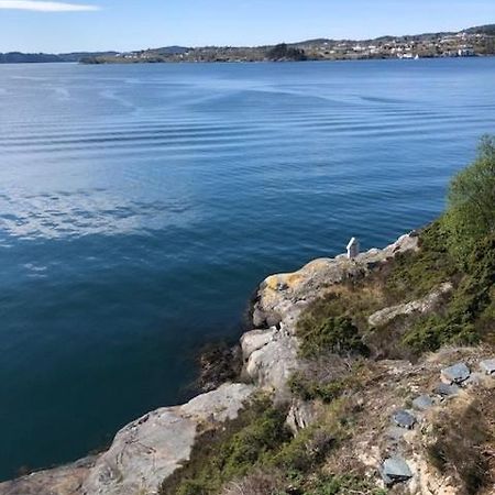 Koselig Nyoppusset 3 Roms Leilighet Med Egen Parkeringsplass I Rolige Omgivelse Naer Sjoen, 2 Mil Nord For Bergen Sentrum. Extérieur photo